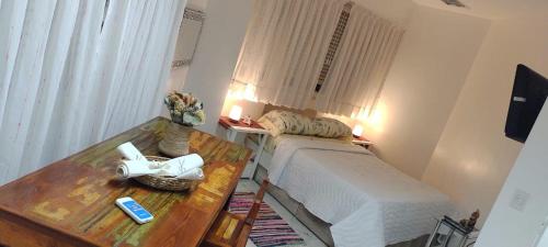 Dormitorio pequeño con cama y mesa en APARTAMENTO OCHAVA Promos x paquetes Conversión Dolar Oficial en Buenos Aires