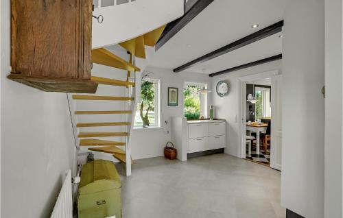 un couloir avec un escalier dans une maison dans l'établissement 5 Bedroom Awesome Home In Erslev, à Erslev