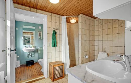 5 Bedroom Awesome Home In Erslev tesisinde bir banyo