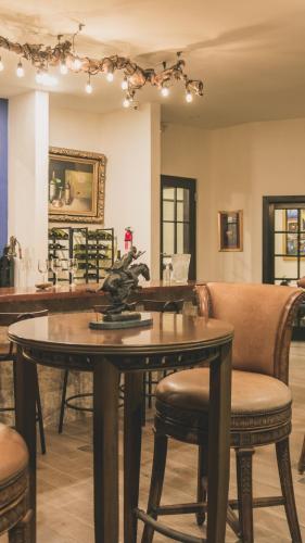 a dining room with a table and chairs at Palazzo del Valle, Alojamiento y Desayuno in Valle de Guadalupe