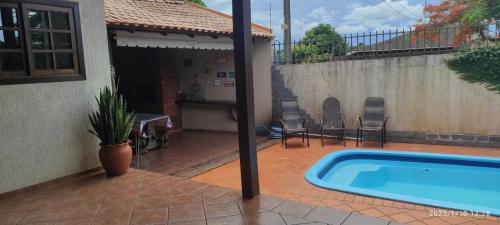 una piscina frente a una casa en Casa Da Tiete - Foz do Iguaçu - PR, en Foz do Iguaçu