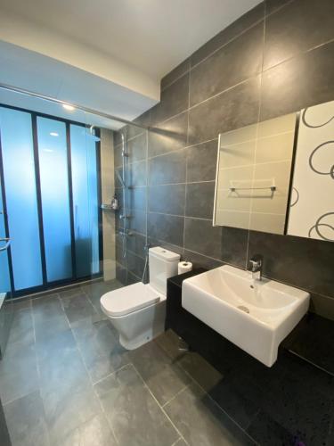 een badkamer met een wit toilet en een wastafel bij Almas Suite Puteri Harbour-T- Legoland-JB新山- SG新加坡 in Nusajaya