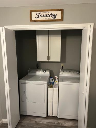 eine Waschküche mit zwei Waschmaschinen und einem Schild in der Unterkunft Pocono Paradise - 3 bedroom 3 and half bathroom townhouse in Tannersville
