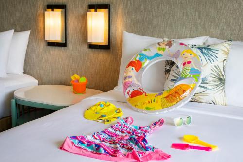 Katil atau katil-katil dalam bilik di Crowne Plaza Resort Saipan