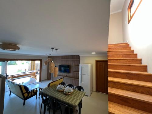 Costa Dourada的住宿－Recanto Bela Vista II，厨房以及带桌子和楼梯的客厅。