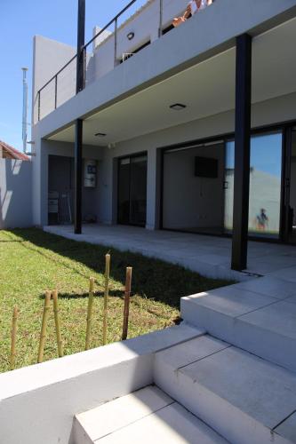 a building with a fence in front of it at Casa 3 ambientes - FARO NORTE - in Mar del Plata