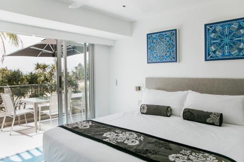 Postel nebo postele na pokoji v ubytování Netanya Noosa Beachfront Resort