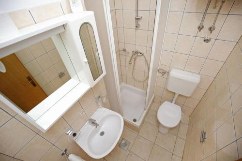 Kúpeľňa v ubytovaní Holiday apartment in Privlaka with sea view, balcony, air conditioning, WiFi 3598-5