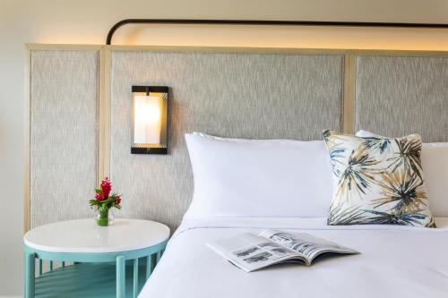 Katil atau katil-katil dalam bilik di Crowne Plaza Resort Saipan
