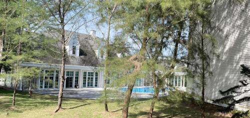 uma vista exterior de uma casa com piscina em Trails of Kampar em Kampar