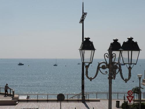 Photo de la galerie de l'établissement Bel appartement T3 avec balcon, parking et Wi-Fi aux Sables-d'Olonne - FR-1-92-622, à Les Sables-dʼOlonne