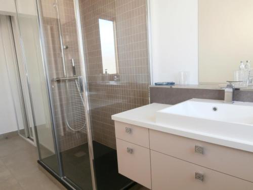 une salle de bain avec une douche en verre et un lavabo dans l'établissement Superbe T3 Centre Arcachon avec Parking et Wifi - FR-1-374-59, à Arcachon