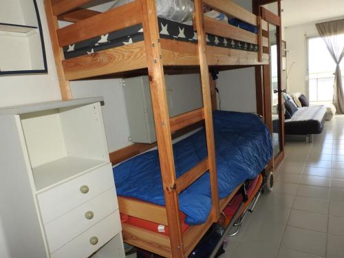 Katil dua tingkat atau katil-katil dua tingkat dalam bilik di Appartement Les Sables-d'Olonne, 1 pièce, 3 personnes - FR-1-92-774