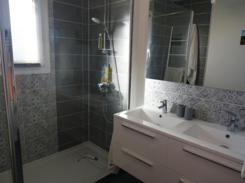 une salle de bain avec un lavabo et une douche dans l'établissement Maison familiale avec jardin, proche Dune du Pyla et parcs, idéale pour vacances ensoleillées - FR-1-319-362, à Gujan-Mestras