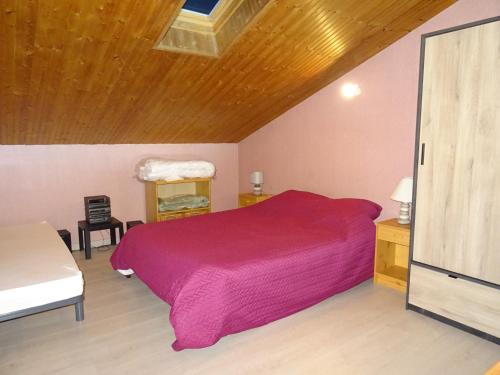 une chambre avec un lit rouge et un plafond en bois dans l'établissement Studio Mezzanine Confortable Aux Sables-d'Olonne - Proche Plage et Marché Arago - FR-1-92-835, à Les Sables-dʼOlonne