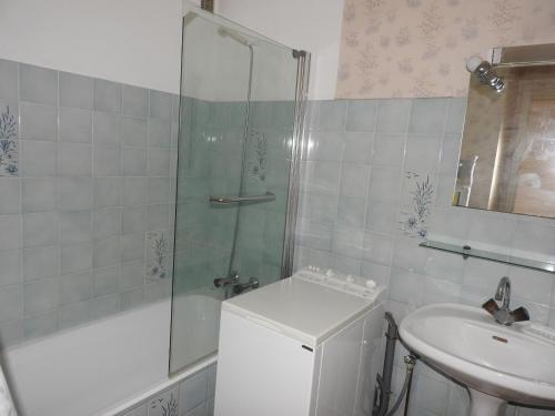 ein Bad mit einer Dusche und einem Waschbecken in der Unterkunft Appartement Les Sables-d'Olonne, 2 pièces, 3 personnes - FR-1-92-835 in Les Sables-dʼOlonne