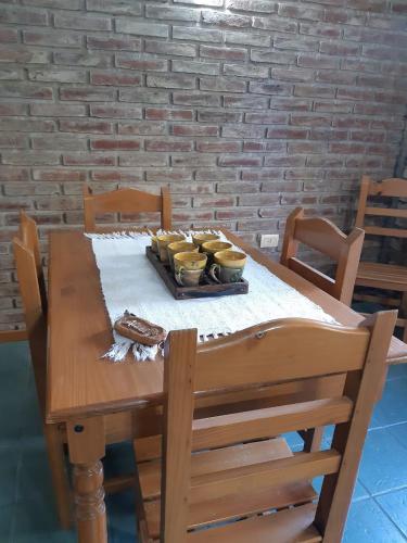 una mesa de madera con una bandeja de comida. en Cabaña Bustillo en San Carlos de Bariloche