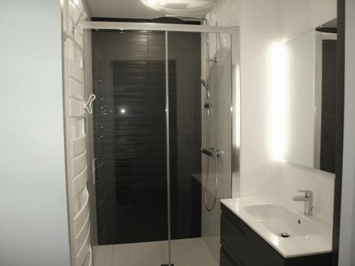une salle de bain avec une douche en verre et un lavabo dans l'établissement Appartement moderne 2 chambres, vue mer, WiFi, Saint-Jean-de-Monts - FR-1-323-230, à Saint-Jean-de-Monts