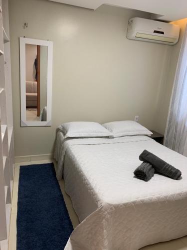 1 dormitorio con 2 camas y alfombra azul en Doce lar BV en Boa Vista