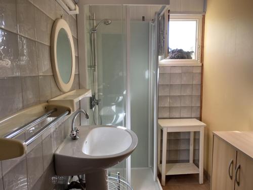 a bathroom with a sink and a shower at Appartement Erdeven, 3 pièces, 4 personnes - FR-1-397-47 in Erdeven