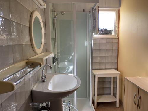 une salle de bain avec un lavabo et une douche dans l'établissement Charmante maisonnette 3 pièces avec jardin et terrasse privés à Erdeven, proche plages et commerces - FR-1-397-47, à Erdeven