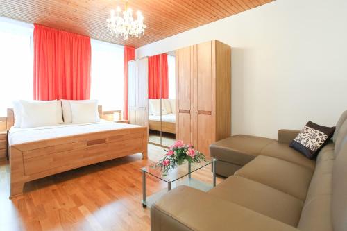 uma sala de estar com um sofá e uma mesa em Classic Apartment I Close to Main Station I 10 Minutes to Belvedere em Viena