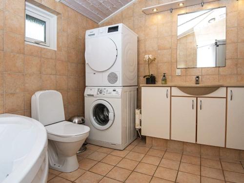 ボルコップにあるHoliday Home Hvidbjergvejのバスルーム(洗濯機、シンク付)