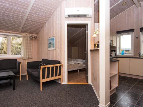 ボルコップにあるHoliday Home Hvidbjergvejのベッドルーム1室、リビングルーム1室が備わる小さな客室です。