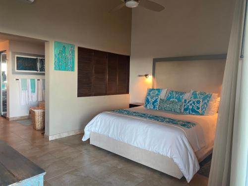 1 dormitorio con 1 cama grande con almohadas azules en Villa Luxury La Jolla, en San José del Cabo