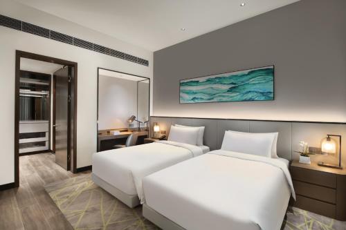 Postel nebo postele na pokoji v ubytování Oakwood Residence Foshan