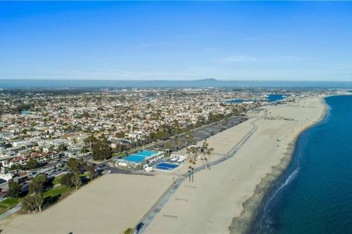 Galeriebild der Unterkunft A Corner Unit with OCEAN VIEWS from EVERY ROOM in Long Beach