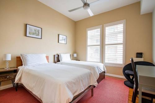 um quarto com 2 camas, uma secretária e 2 janelas em A Corner Unit with OCEAN VIEWS from EVERY ROOM em Long Beach