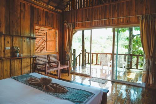 Un dormitorio con una cama con una toalla. en Kohjum Freedom Resort, en Ko Jum
