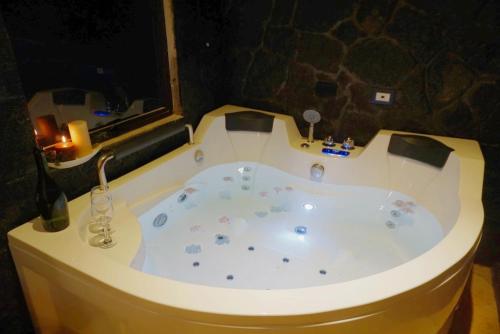 Room in Guest room - Room with Jacuzzi, Vacation Spa house with Turkish bath
