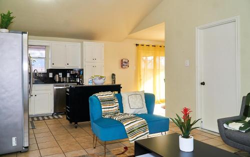 sala de estar con silla azul y cocina en Cozy and relaxing home in downtown Frisco, en Frisco