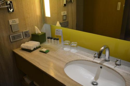 Salle de bains dans l'établissement Holiday Inn New Delhi Aerocity by IHG