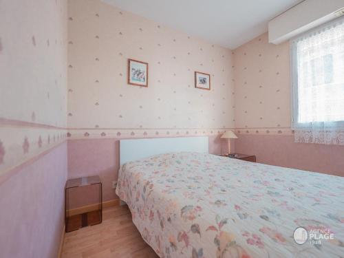Un dormitorio con una cama grande y una ventana en Appartement Les Sables-d'Olonne, 2 pièces, 4 personnes - FR-1-197-547, en Les Sables-dʼOlonne