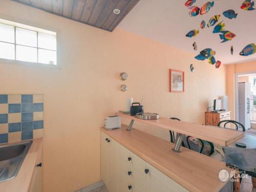 Kuchyňa alebo kuchynka v ubytovaní Appartement plage et commerces, balcon, tout confort - FR-1-197-547