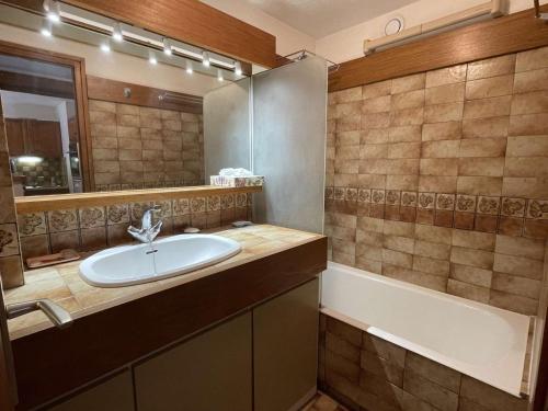 a bathroom with a sink and a bath tub at Charmant 2P cabine 35m², proche pistes et village, parking, 4 pers. - FR-1-603-71 in Praz-sur-Arly