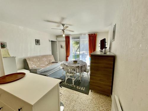 un salon avec une table et un canapé dans l'établissement T2 à Balaruc-les-Bains, Clim, Parking, 4 pers - FR-1-503-150, à Balaruc-les-Bains