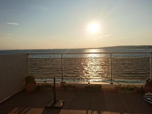 Appartement T2 à Balaruc-les-Bains, vue sur l'étang, climatisé, parking privé, WiFi - FR-1-503-142