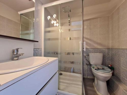 une salle de bain avec toilettes, lavabo et douche dans l'établissement Appartement climatisé, proche thermes, garage privé, Wi-Fi - Balaruc-les-Bains - FR-1-503-160, à Balaruc-les-Bains