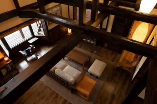 an overhead view of a living room with a couch and a table at 絶景を眼下に見渡す 天空のお宿 雅館 in Ichinoseki