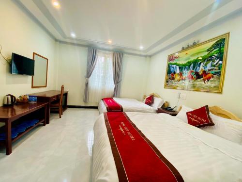 Kon Tum的住宿－Khách sạn Hưng Việt (Măng Đen)，酒店客房配有两张床和一张书桌