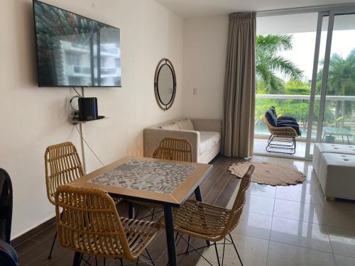 a living room with a table and chairs and a couch at Elegante y espacioso Apartamento en Playa Blanca in Río Hato