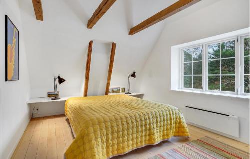 מיטה או מיטות בחדר ב-Beautiful Home In Rrvig With Kitchen