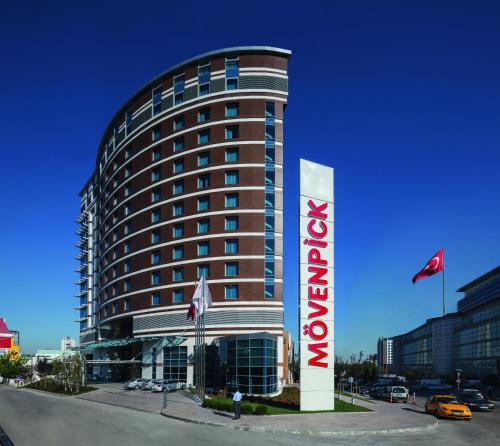アンカラにあるMovenpick Hotel Ankaraの看板が掲げられたホテルの建物