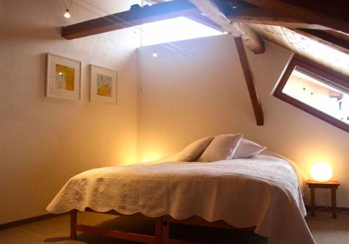 ein Schlafzimmer mit einem Bett in einem Zimmer mit einem Fenster in der Unterkunft Ferienwohnung Scaletta in Scuol