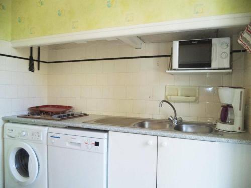 Photo de la galerie de l'établissement Appartement familial 4 pièces avec terrasse à 150m plage, 8 couchages, Narbonne Plage - FR-1-229B-510, à Narbonne