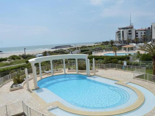 - une piscine avec un kiosque à côté de la plage dans l'établissement Cap d'Agde : T2 avec piscine, parking, à 50m de la plage - FR-1-249-71, au Cap d'Agde
